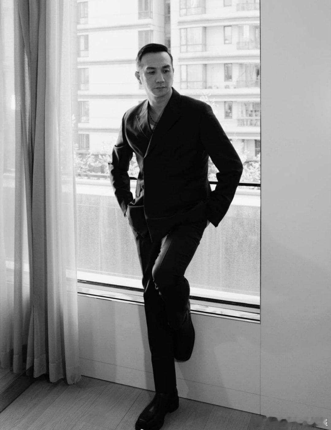 黄觉唯一的站哥含金量还在上升黄觉的摄影风格独特又细腻，他总能在不经意间抓住明星