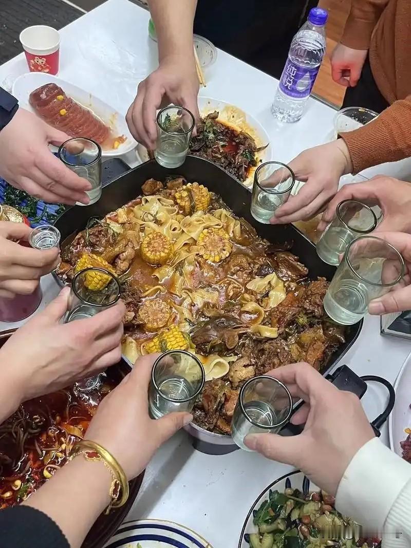 饭桌上看见的人心。老同学聚餐，说东聊西，气氛好。一位仁兄多喝几杯，吹谝他的工作