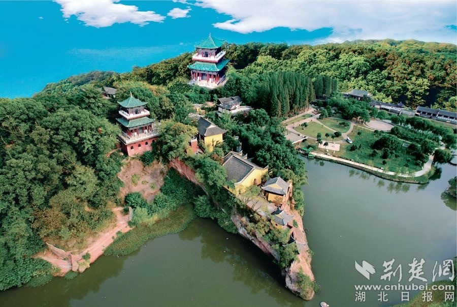 遇见最美的古诗词水调歌头·黄州快哉亭赠张偓佺宋·苏轼落日绣帘卷，亭下水连空。知