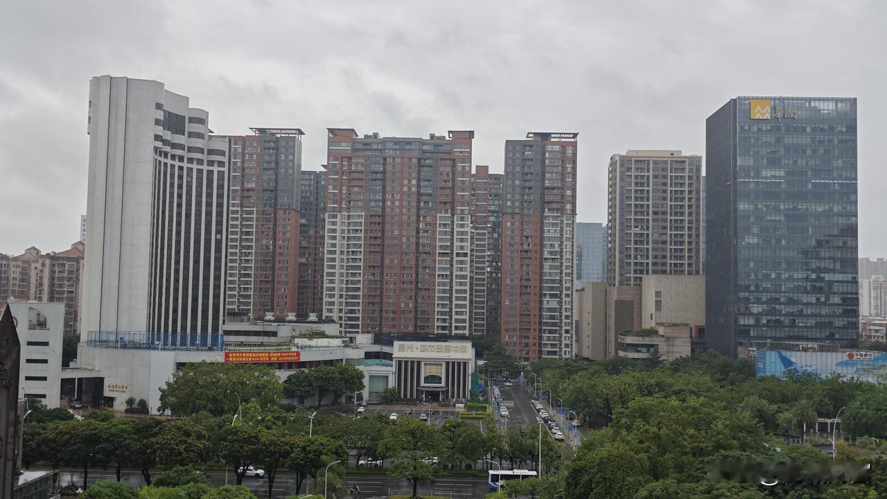 近40年来，汕头市区一直在往东南方向拓展延伸。图一是目前汕头中心城区的中心——万