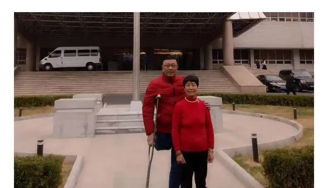2011年，浙江男子车祸右腿被压碎，母亲当场去世，就在他绝望之际，前丈母娘入院照
