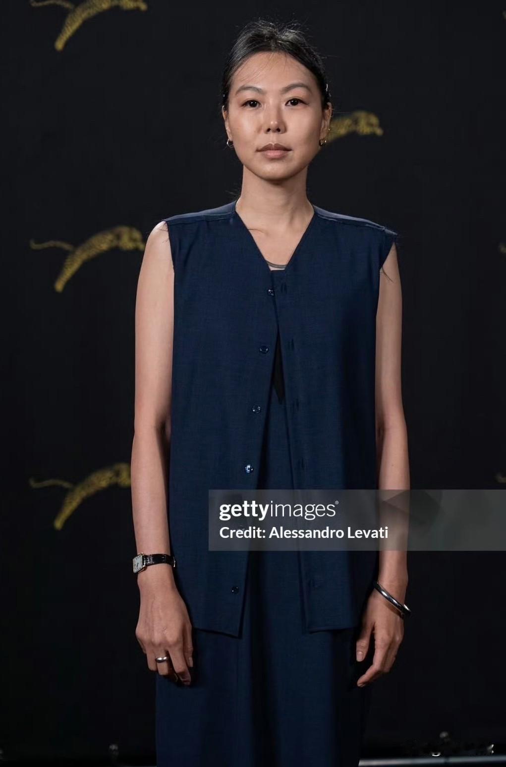 看看金敏喜产后生图，再看章子怡健身房偶遇图，带娃的疲惫骗不了人。女明星有钱有团队