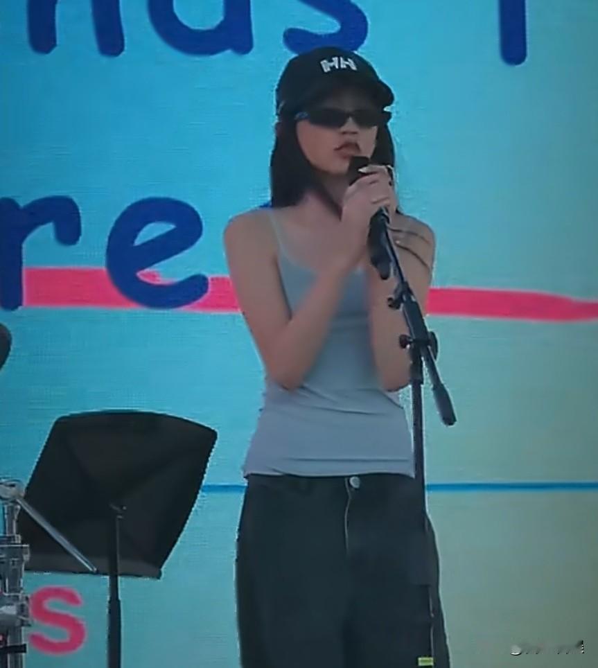 黄磊二女儿黄少艾，近照曝光！5月18号，黄磊家的二女儿黄少艾突然冲上了热搜
