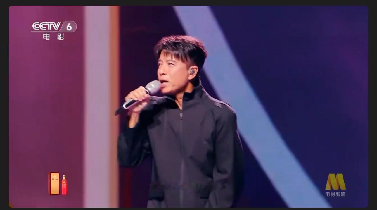 李克勤帅气登场！港台大哥风范拉满，这就是游刃有余的大将之风。李克勤不愧是港台大哥，一登台风范十足。那
