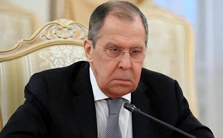 70枚导弹像长了眼一样全砸下去，不到72小时美军居然动了，俄外长更是直接掀了桌子