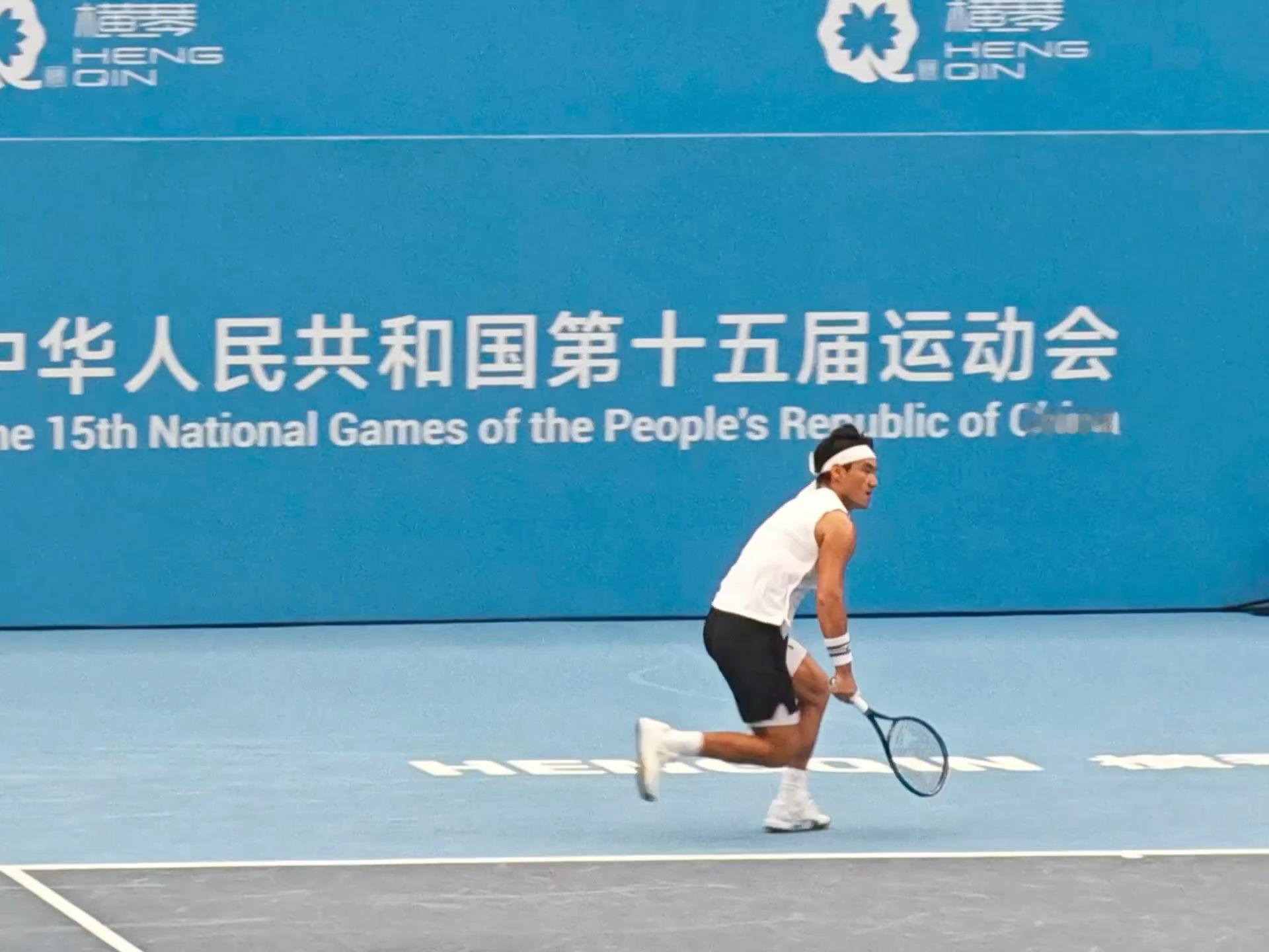 平等的羡慕每一个在深圳全运会现场观众！这照片清晰到我都已经跟着在紧张了！竞技的速