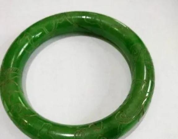 古代，一商人娶妻，洞房花烛夜，未发现妻子落红，就把她赶出家门。不料，几天后，商人