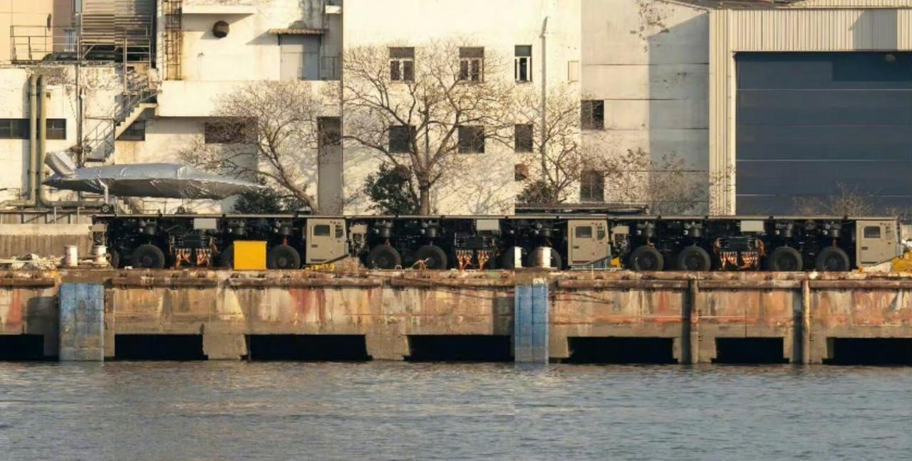 东大的陆基电磁弹射车，能让大型无人机不依赖机场进行短距离起飞。烽火问鼎计划​​