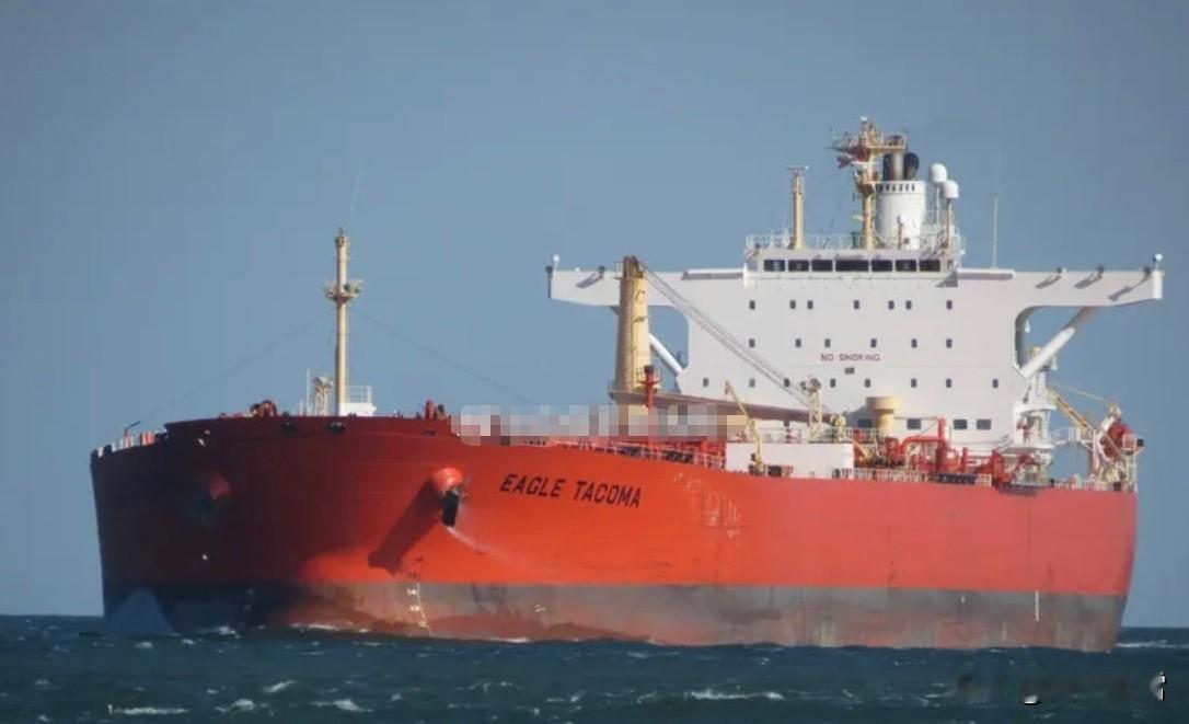 制裁重击下，俄罗斯石油公司连工资都发不出了。在摩尔曼斯克港，一艘名为“团结号”的