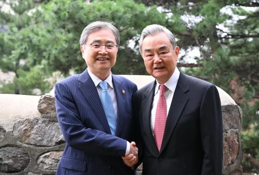 萨德这页翻过去了? 中韩外长首尔爬山, 韩国终于不装糊涂了