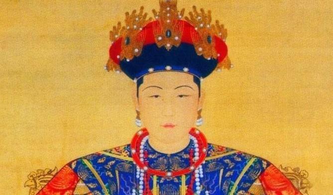 公元1681年，康熙10岁的小姨子小赫舍里氏进宫。由于年纪太小不宜与康熙生子，只