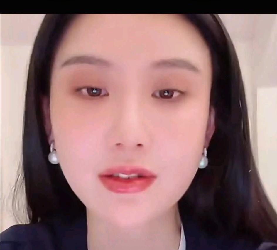 终于不装了。当初楚玲拉着老公在直播间里回忆老公与杨钰莹的往事，放着杨钰莹唱的