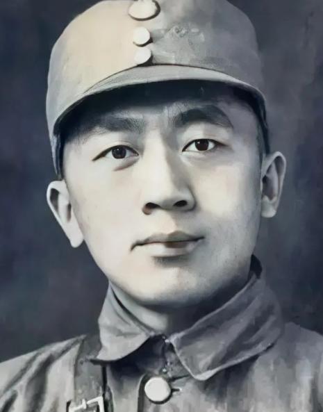 1942年，日伪军一名师长派人送给粟裕一包烟，粟裕感到疑惑，以为敌人送来的礼物，