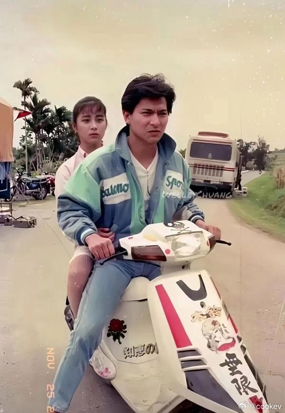 这个时候刘德华还没有长开，有谁知道，坐他后面的这个姑娘是谁?