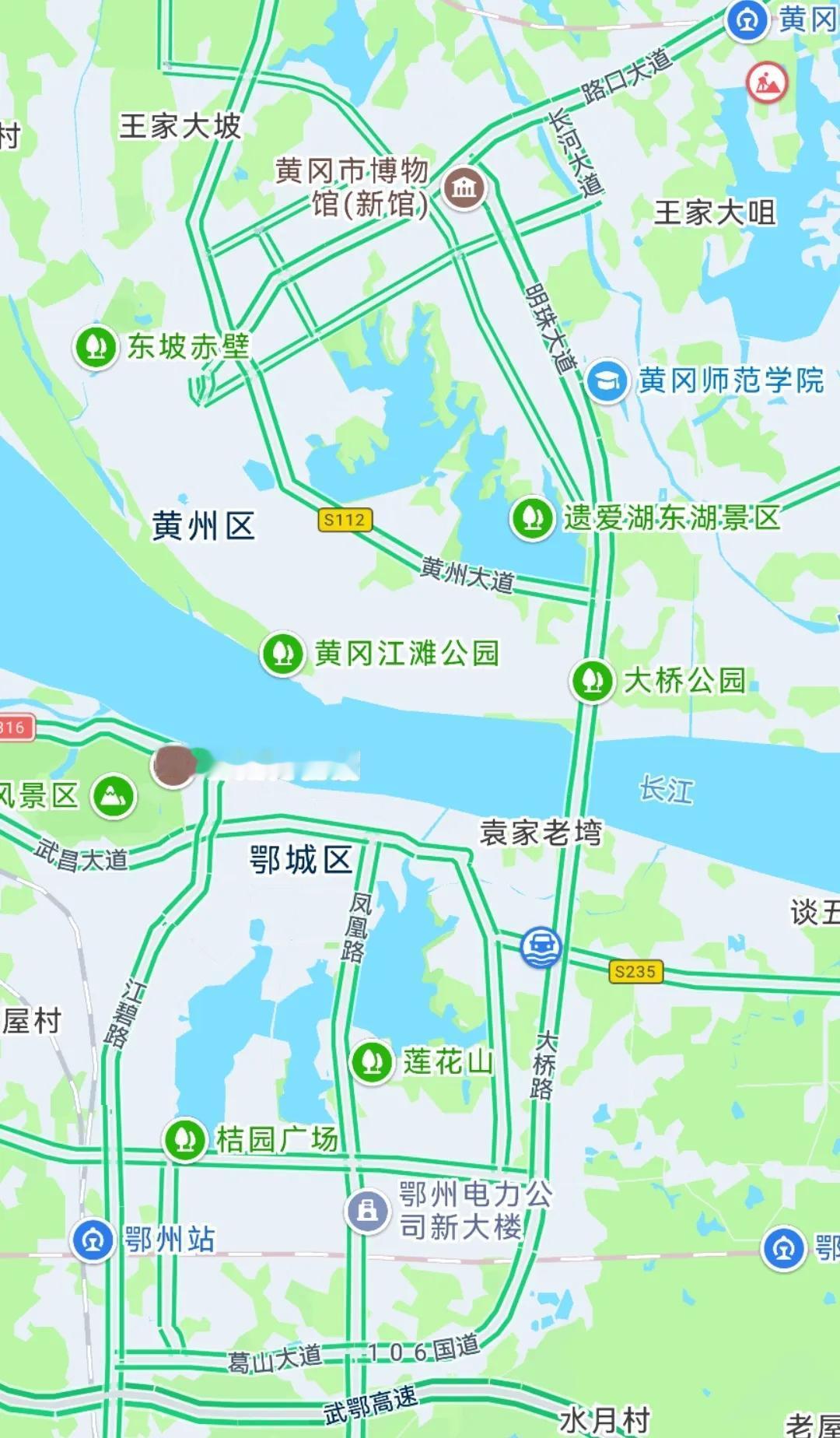 真正隔河相望的地级市应该是湖北的黄冈和鄂州，建成区中间隔着长江，桥梁连接，融为一