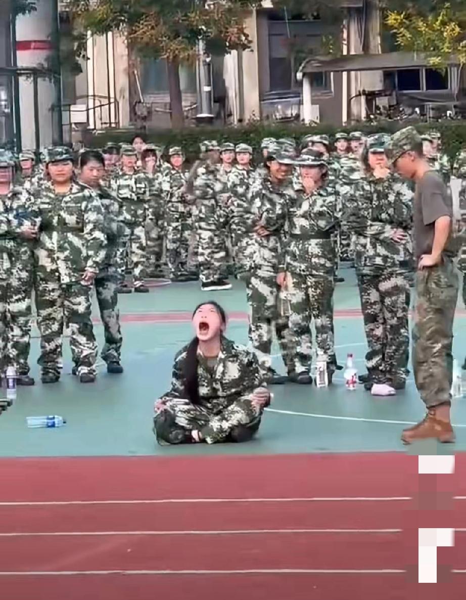 军训期间女孩情绪崩溃，坐在操场上嚎啕大哭，边上的教官和老师好像也无计可施，不知道