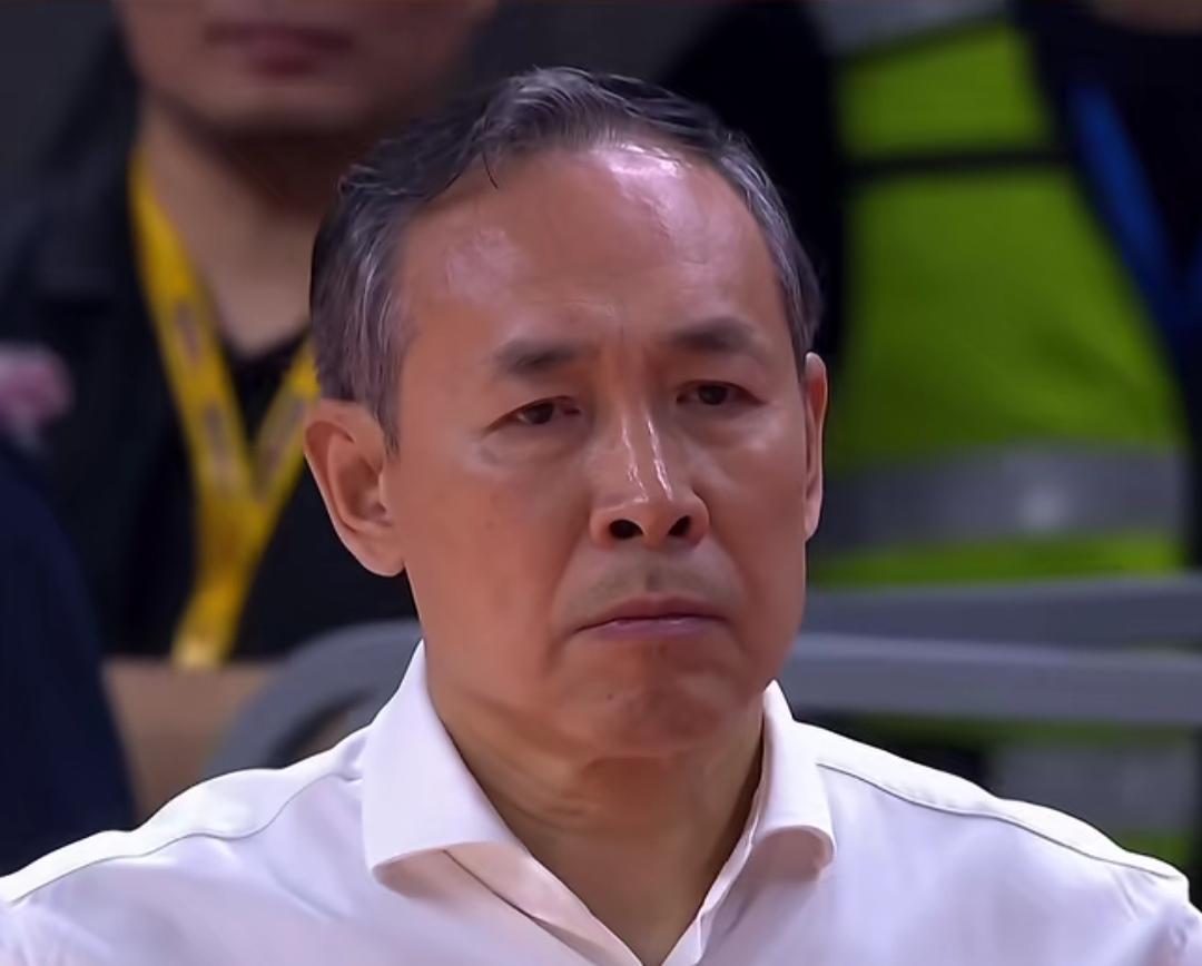 他来了，他来了，那个负责拯救北京男篮进攻的外援，那个叫阿隆德斯—威廉姆斯的他