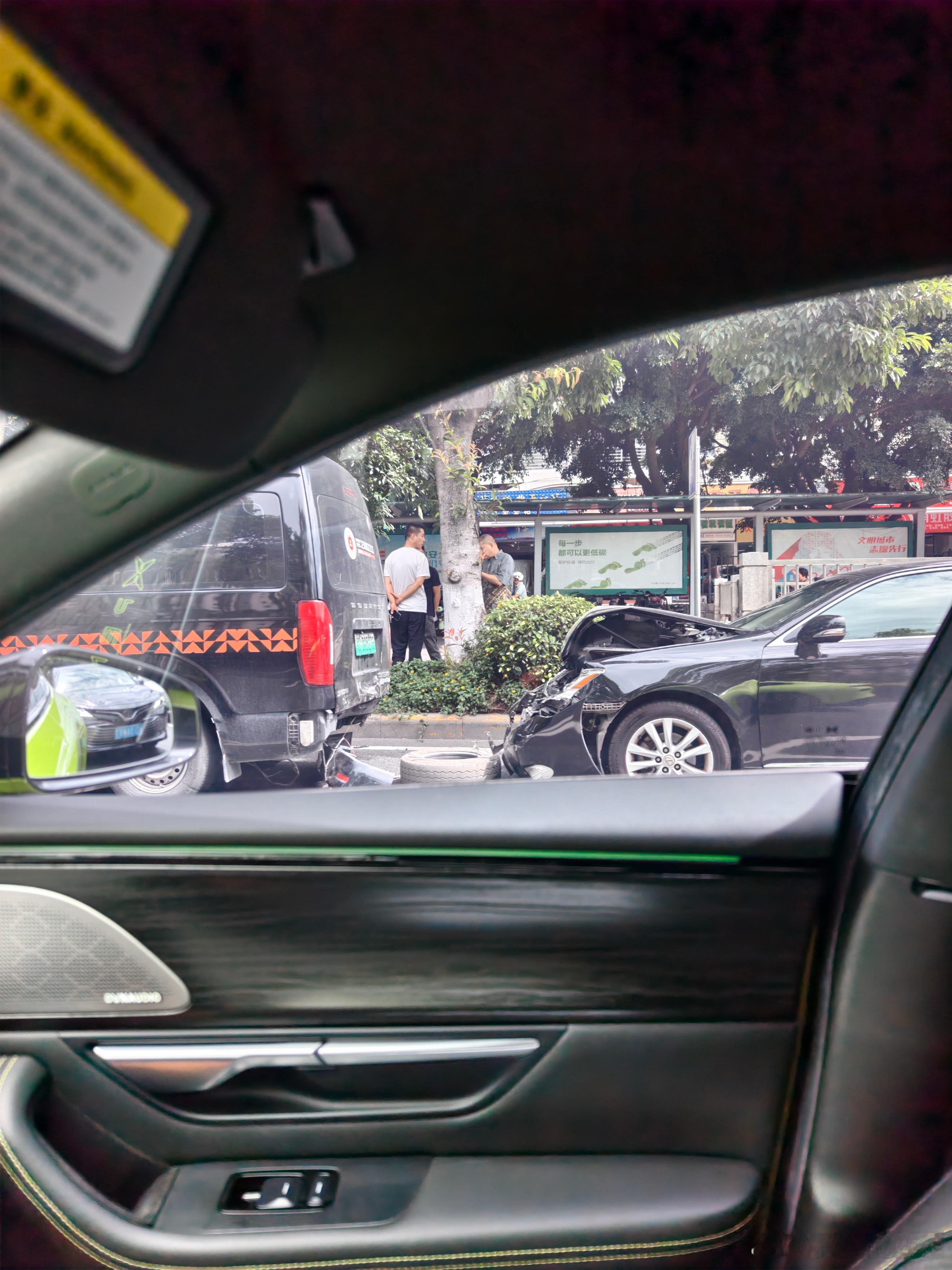 隔壁车行老板的ES240在路口追尾面包车，车头基本废了，但是防撞梁万幸没事，大梁
