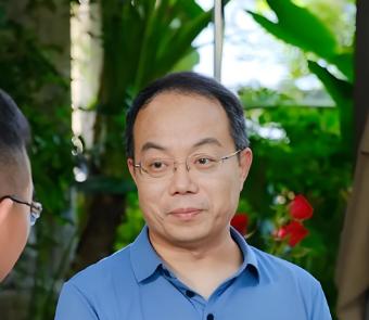 武志红老师说：“孩子的自信不是夸出来的，是被接住长出来的。很多父母以为