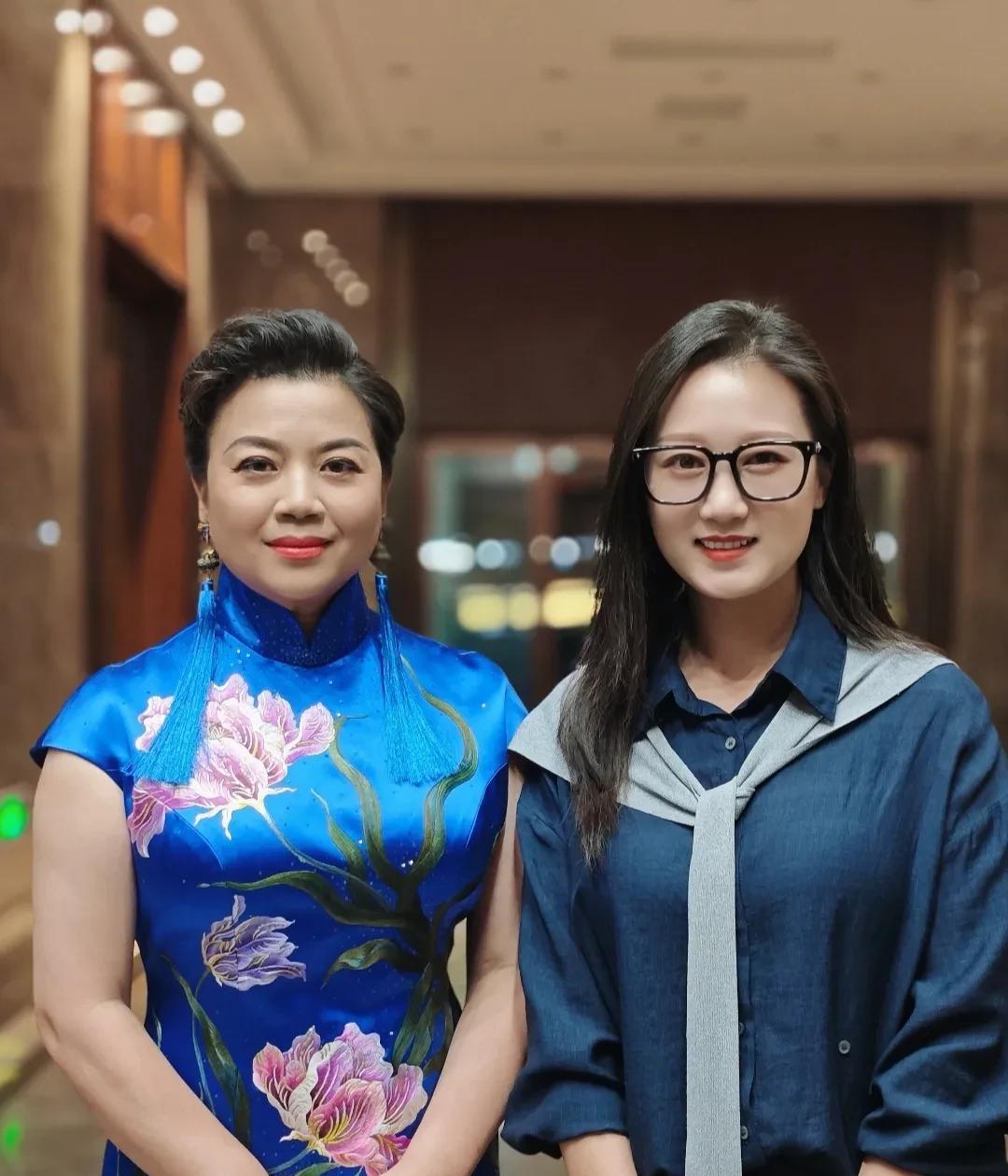 著名女高音歌唱家张也现身河南演出，57岁的她，发量好多，五官大气，皮肤挺白的，身