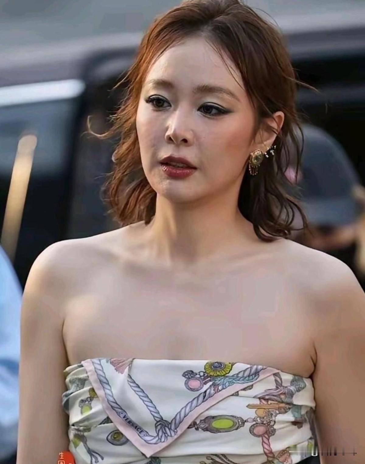 头一次看到丝巾还能这么穿。​
