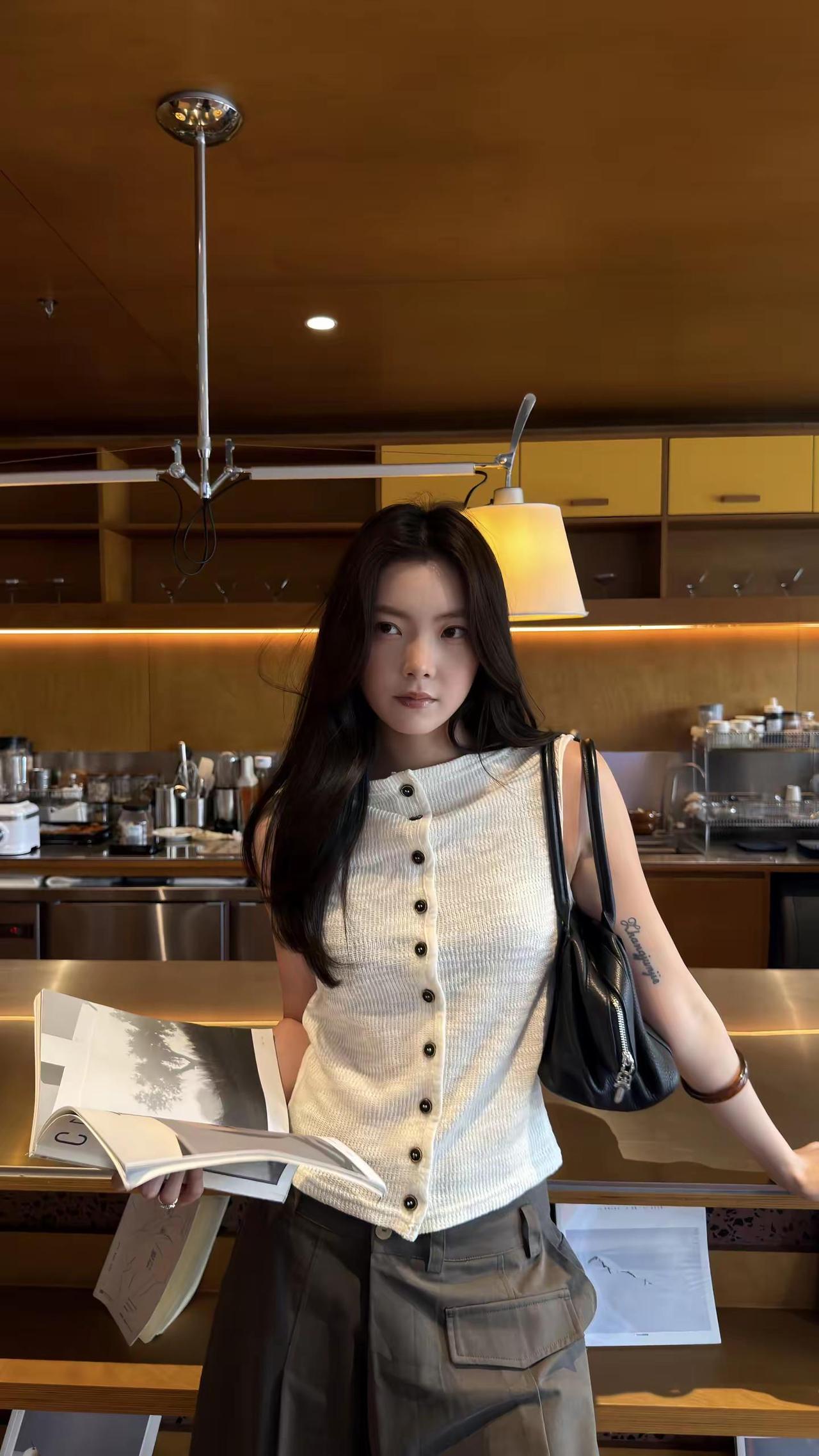 一个边流泪一边完美解决所有问题的漂亮女人。