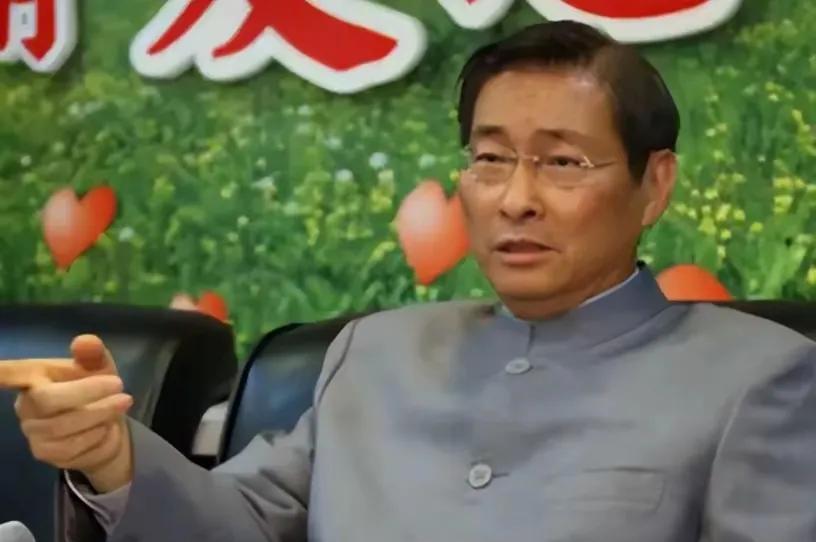 急统派张安乐、王炳忠在台湾摆地摊。挺统派洪秀柱、黄智贤在台湾开商店。两面派马