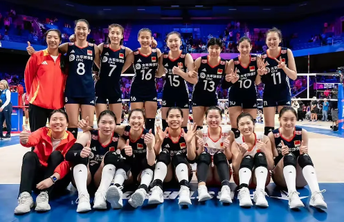波兰女排主教练拉瓦里尼，从赛场走下来的第一句话，就是竖大拇指点赞这支年轻的中国女