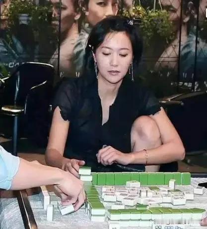 打麻将输了钱竟能用“人”来抵。小区里有一家小麻将馆，每天下午都会有两男两女相约去