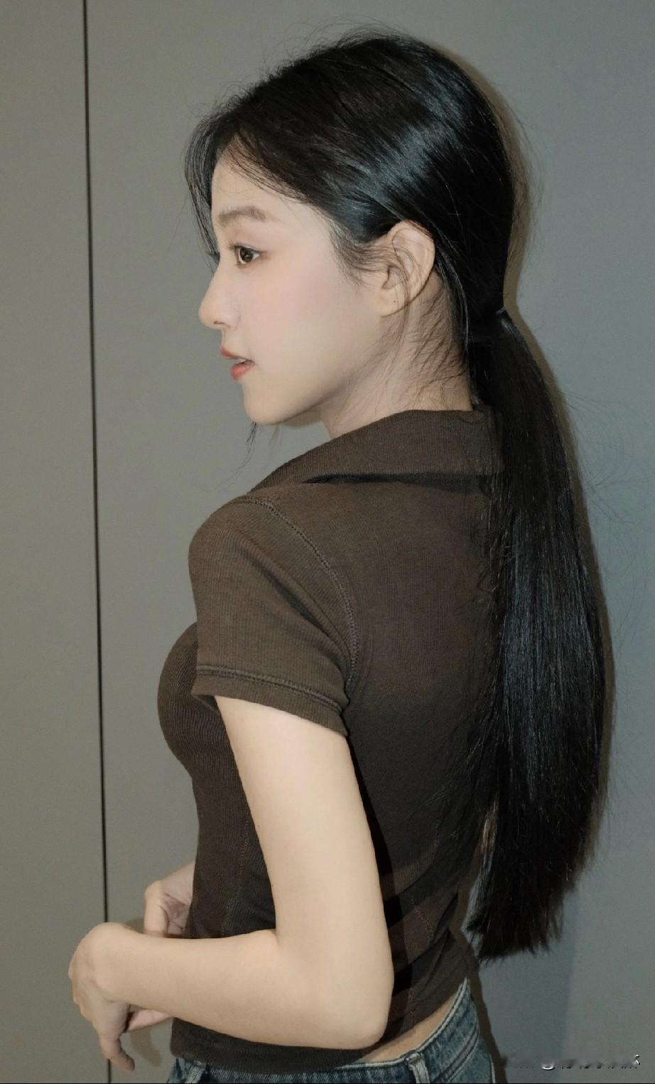 甜美侧颜，黑发红唇，时尚穿搭，尽显青春魅力！