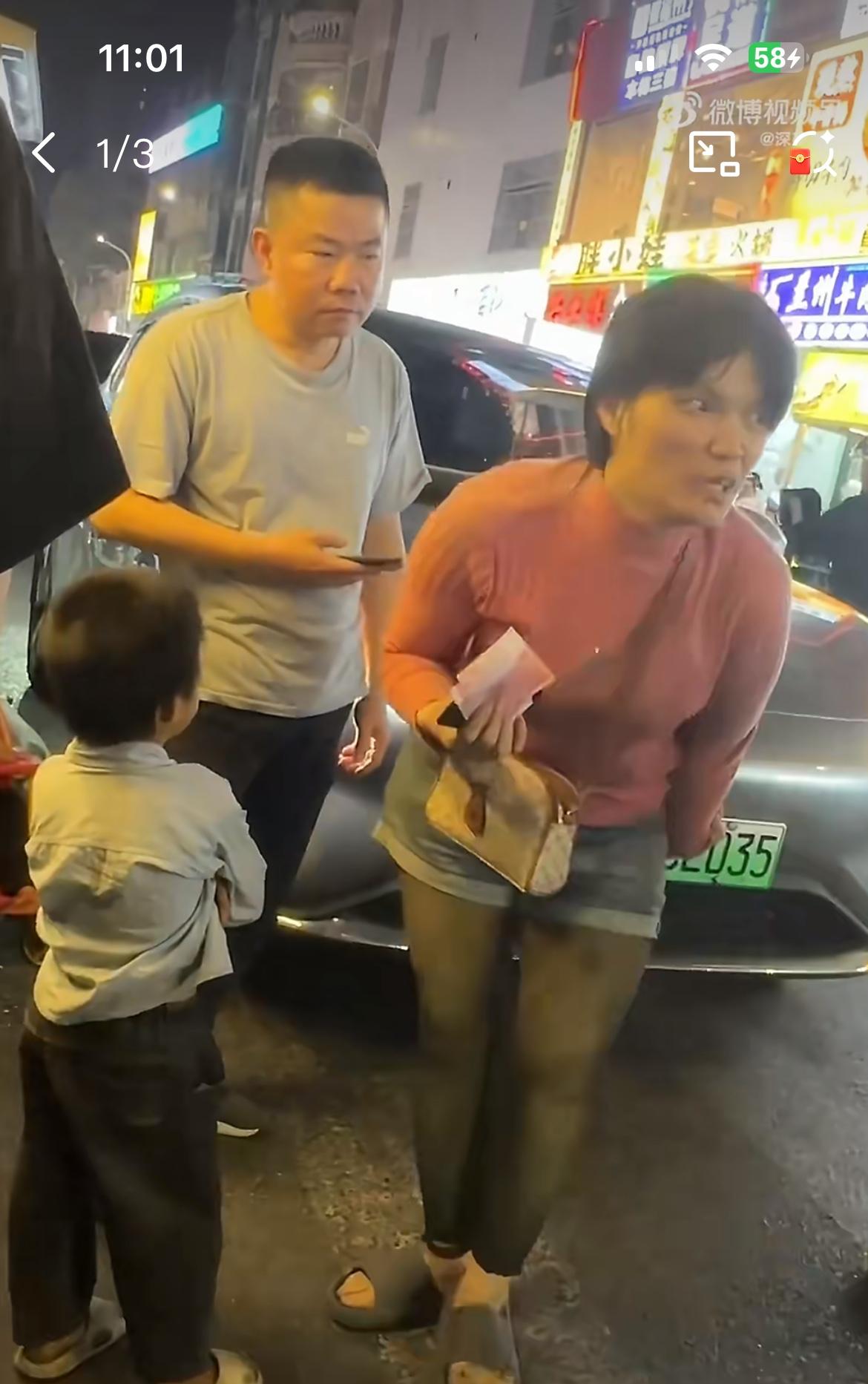 汕头网友曝光一个带孩子碰瓷的女人，疑似残疾人。有网友一眼就认出这个女的是个惯犯，