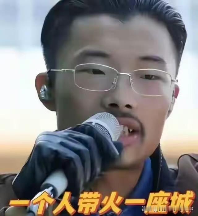 郭有才这下尴尬了！曾经一晚就能收百万礼物，现在直播间凑齐几千人都费劲。去