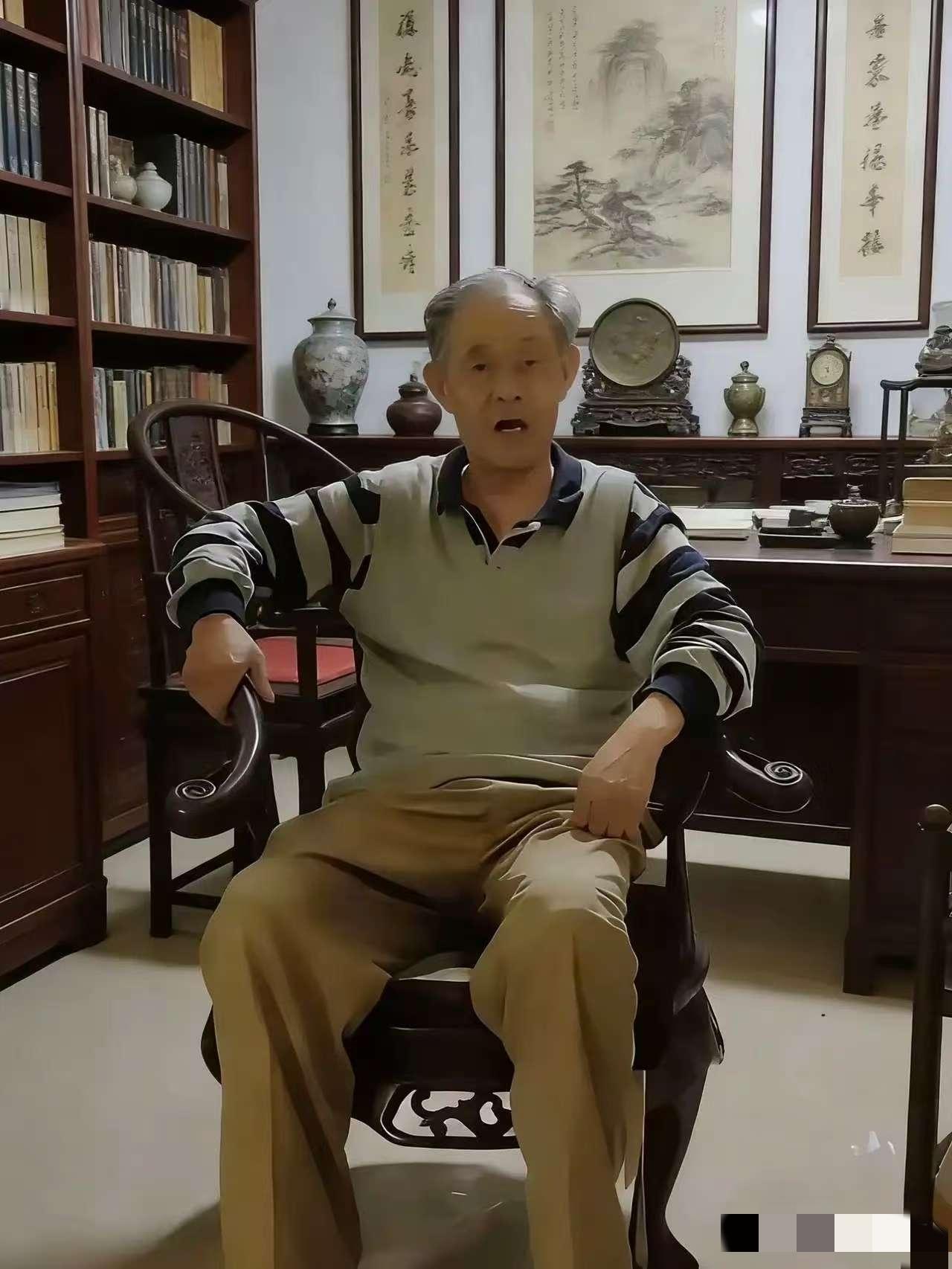 南京博物院原院长徐湖平一张居家照，引发轩然大波！照片里，徐老爷子自称八十多岁身