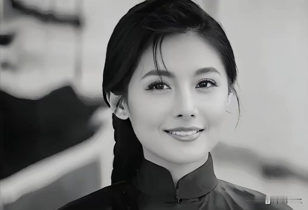 1978年，女知青李亚茹返城前夜，她颤抖着解开衣扣，对丈夫表示：今晚，我们做最后