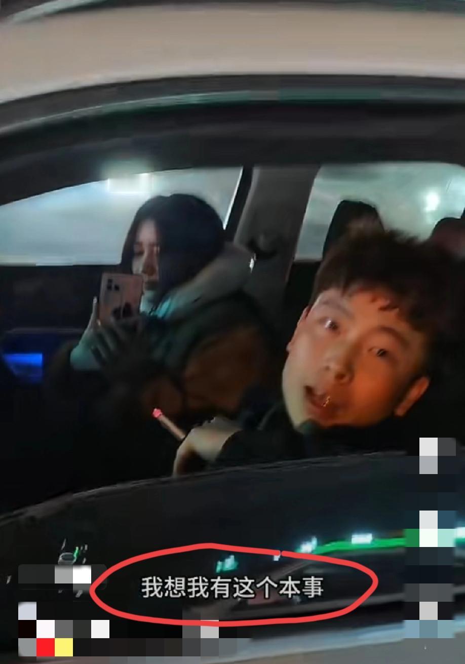 男子发视频称:大家都在好好的排队，就这台苏F的小车插了进来，问他“为什么就你一个