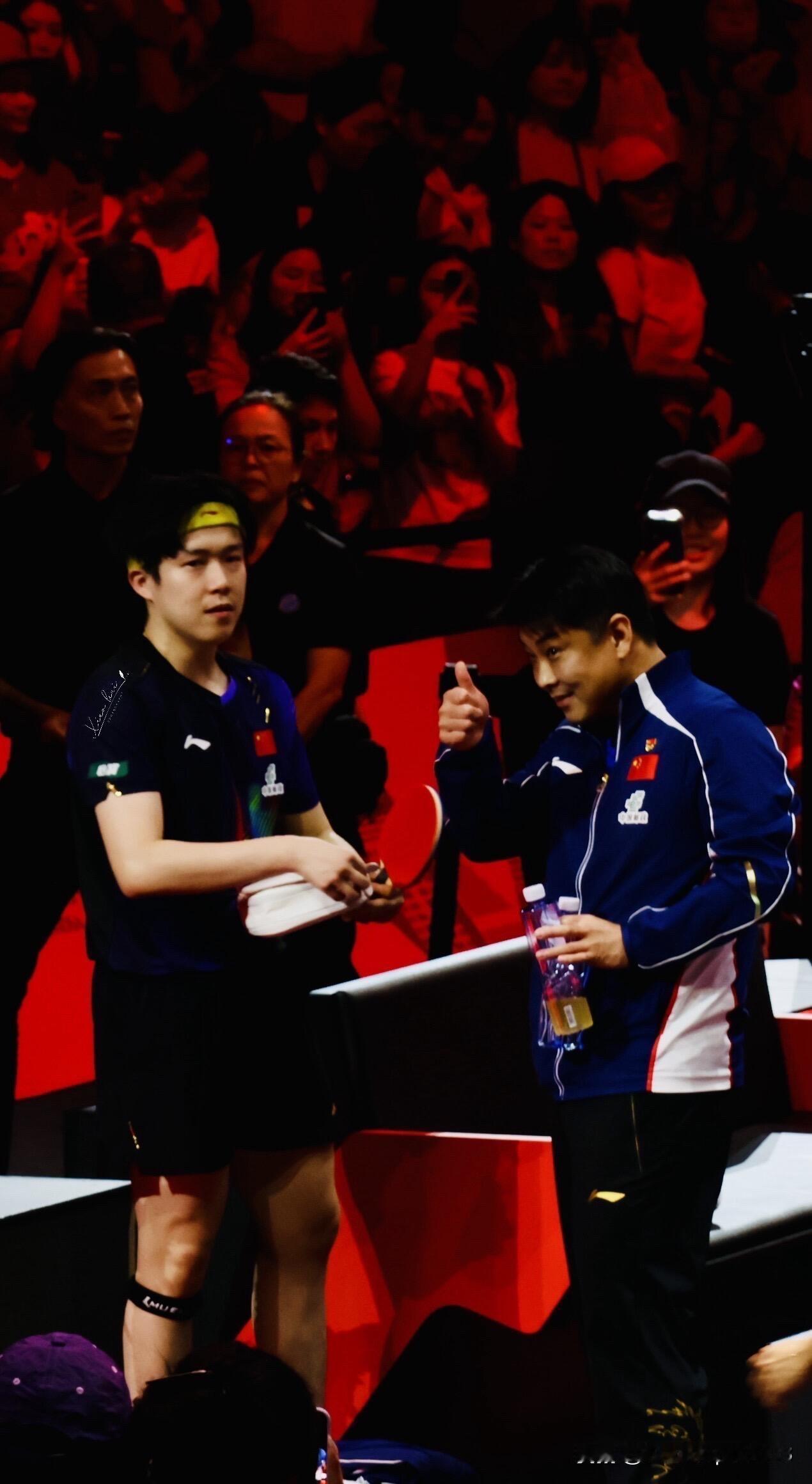 太可爱了，王皓开心了，忙里偷闲给两个儿子点个赞。王楚钦战胜林德，这场比赛师徒