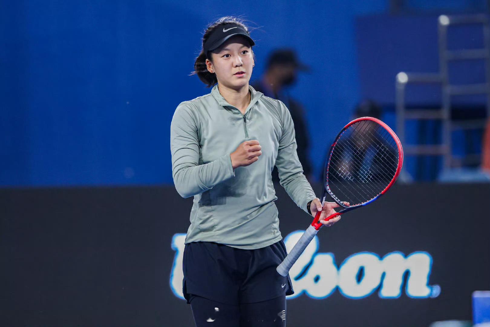 湖州WTA125第二轮郑妩双🇨🇳在首盘4-3领先韦思佳🇨🇳时，后者因伤退