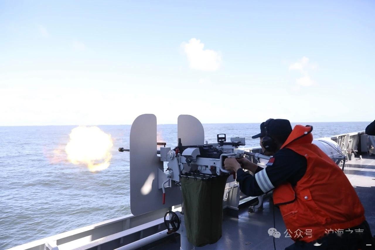 实射14.5重机，首见白色两杠袖标：​​​
