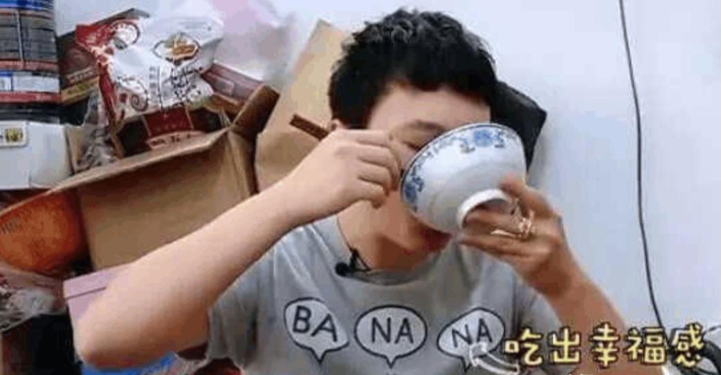 2016年，王思聪跟随节目组到了女嘉宾的家里，看到对方的贫寒，对方说要煮方便面来