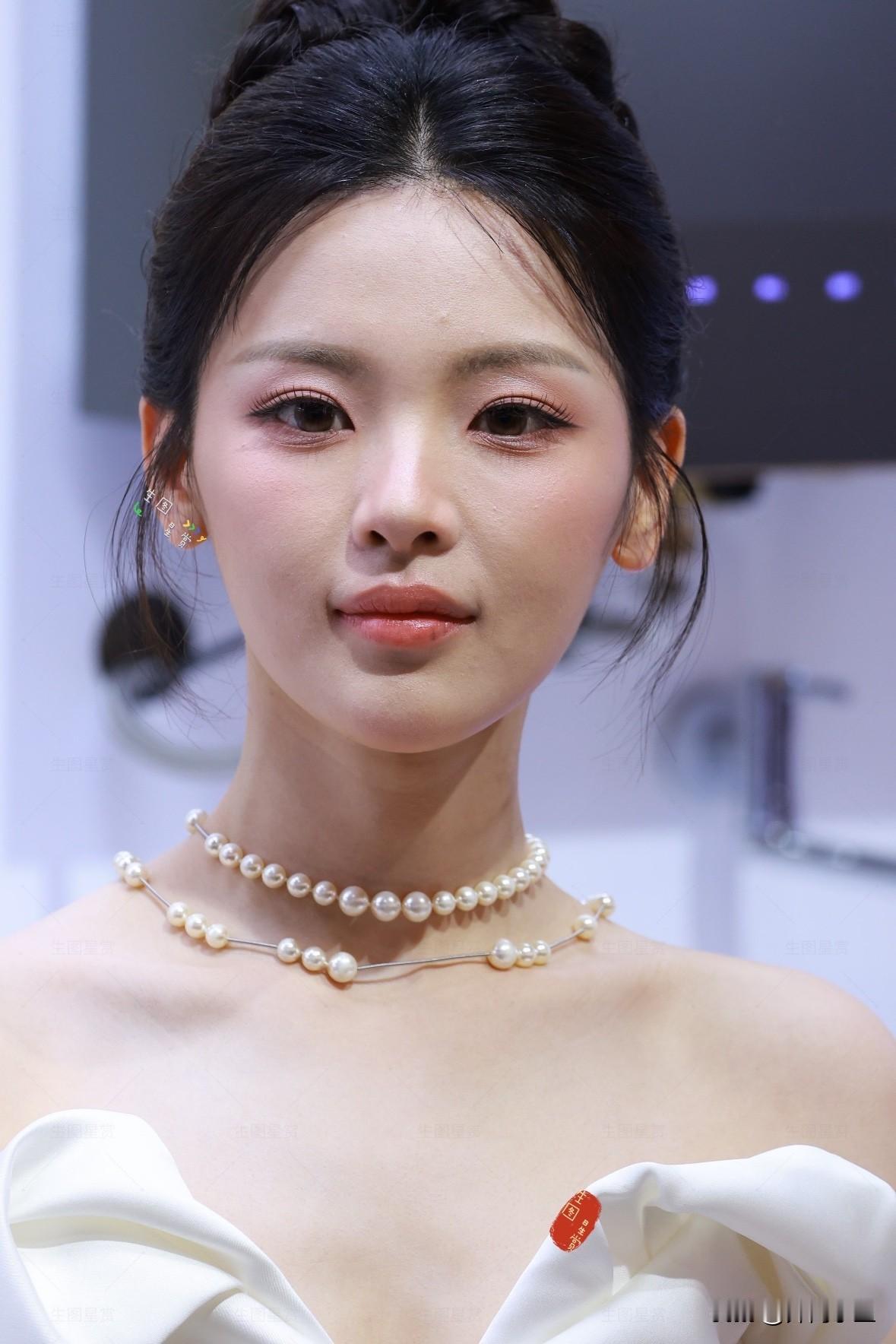 杨超越线下活动生图状态！一身白色抹胸礼裙亮相，裙身立体蝴蝶结剪裁简约大气，缎