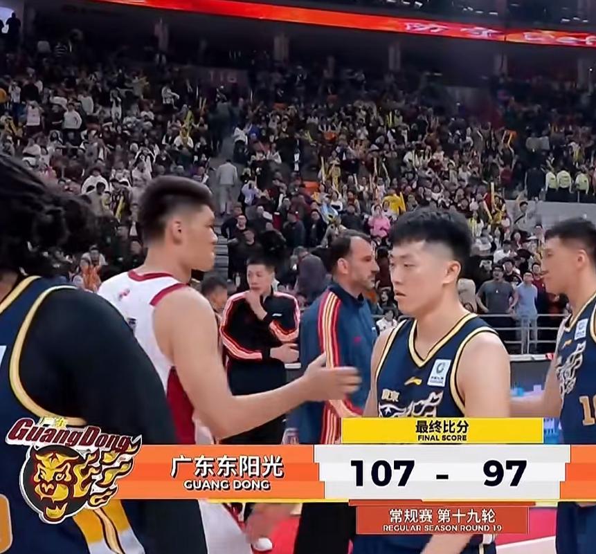 广东107-97战胜山西这场比赛，对于广东队的防守策略有一个不是很明白的点：为什