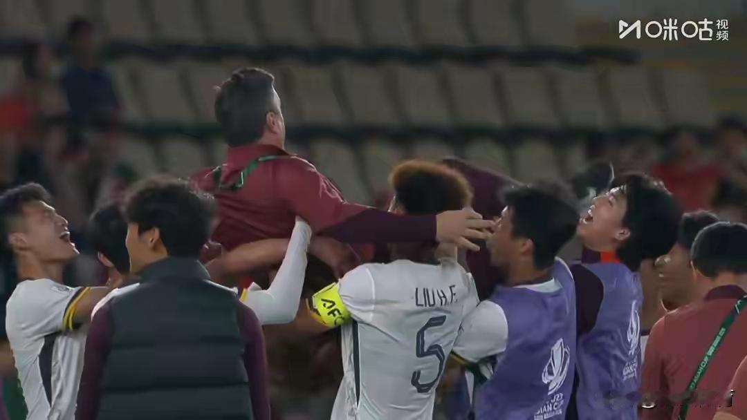 赛后，安东尼奥很享受被球员高抛。他说，先别给我扯决赛，我要享受一会，这场胜利太重