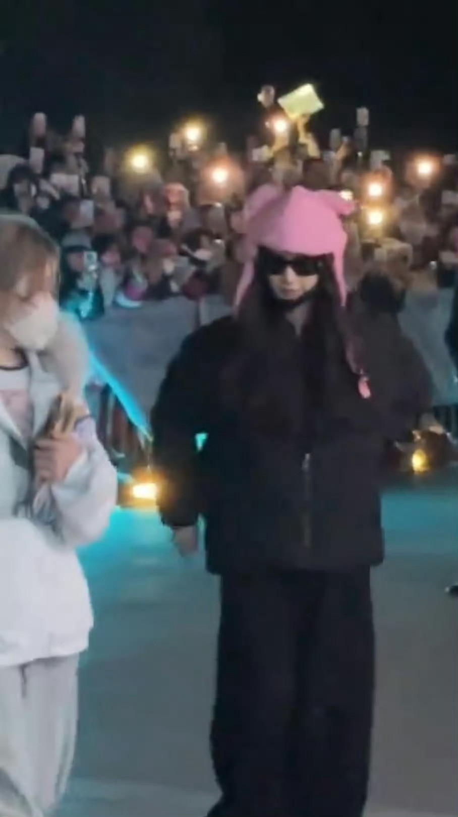 李一桐腰伤姐你咋了啊，拍戏受伤了吗，路透一直手扶着腰，快去看看早点康复嗷李一桐手