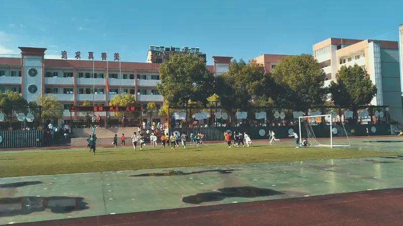 笔者调研时发现一个有趣的现象：许多小学的校长都上课，中学校长却不代课，这是怎么回