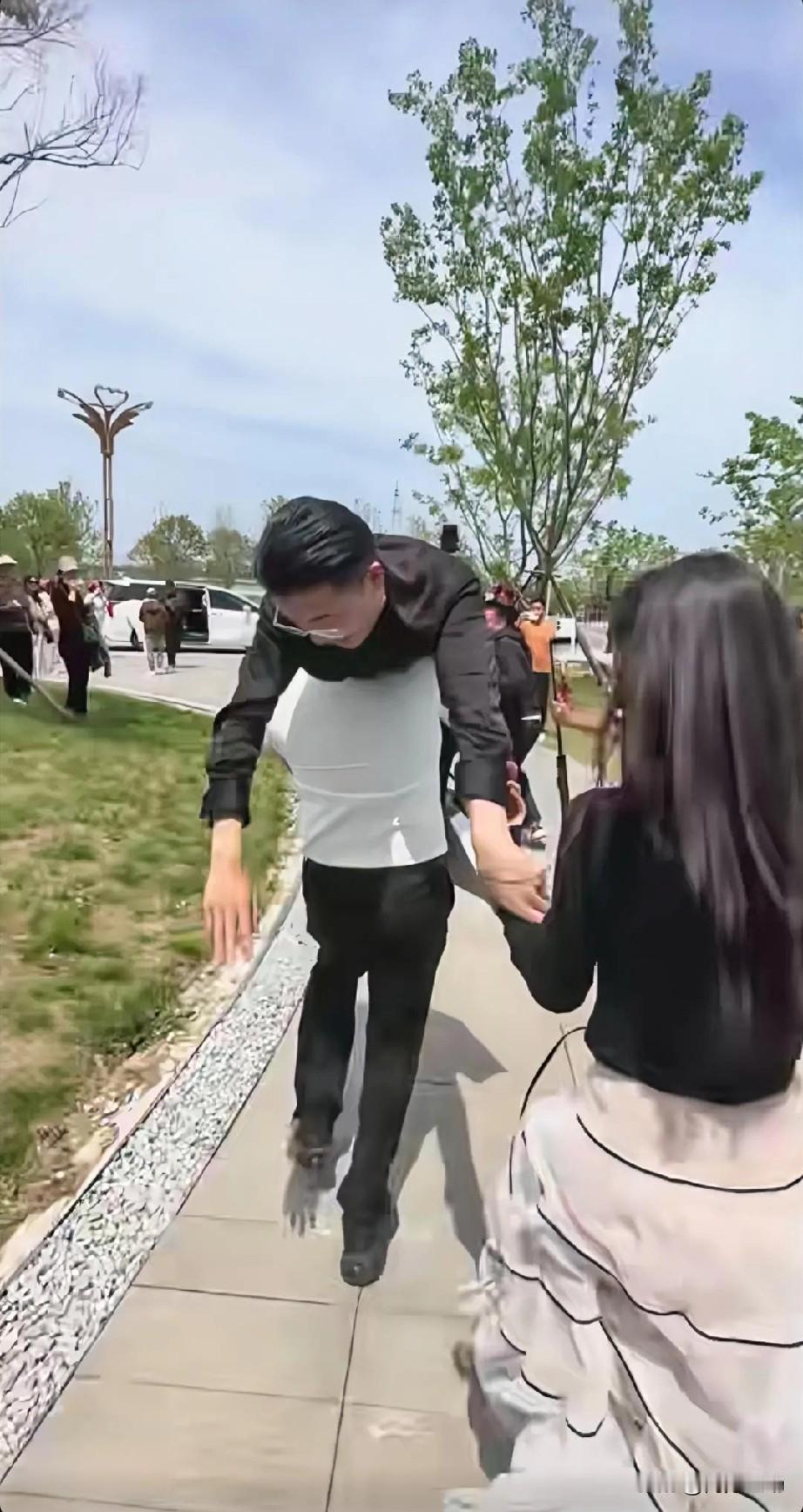 菏泽牡丹园上演魔幻一幕！郭有才被一个壮汉粉丝扛着满场跑，跟扛麻袋似的！旁边人全看