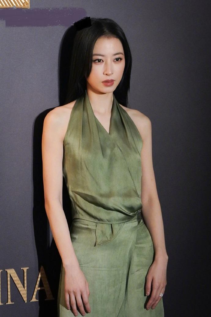 最近周雨彤在出席时尚活动的时候穿的很简洁，不过显得很有青春活力气息。周雨彤穿