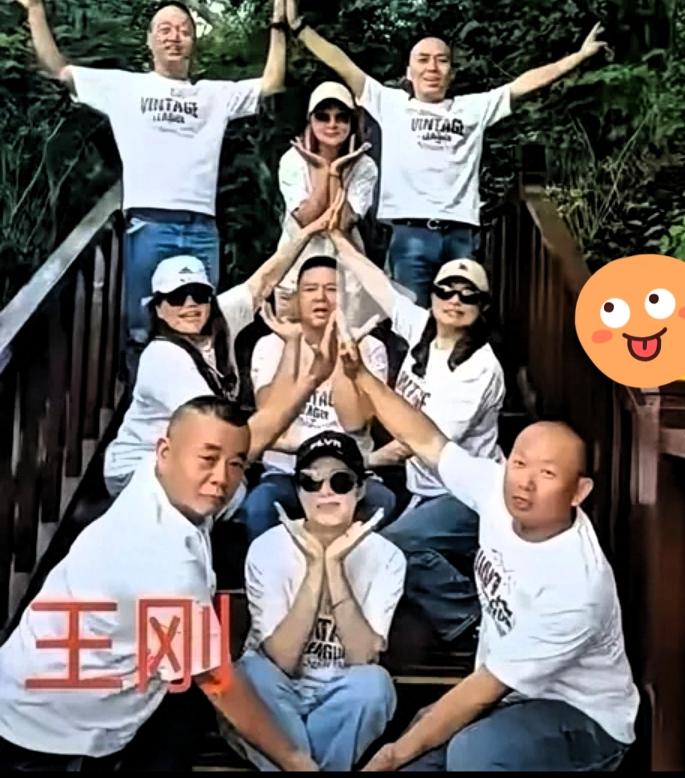 重庆老王，近日驾车穿行云南多地。车子一停下，不少民宿店家一眼认出他，说辞几乎一模