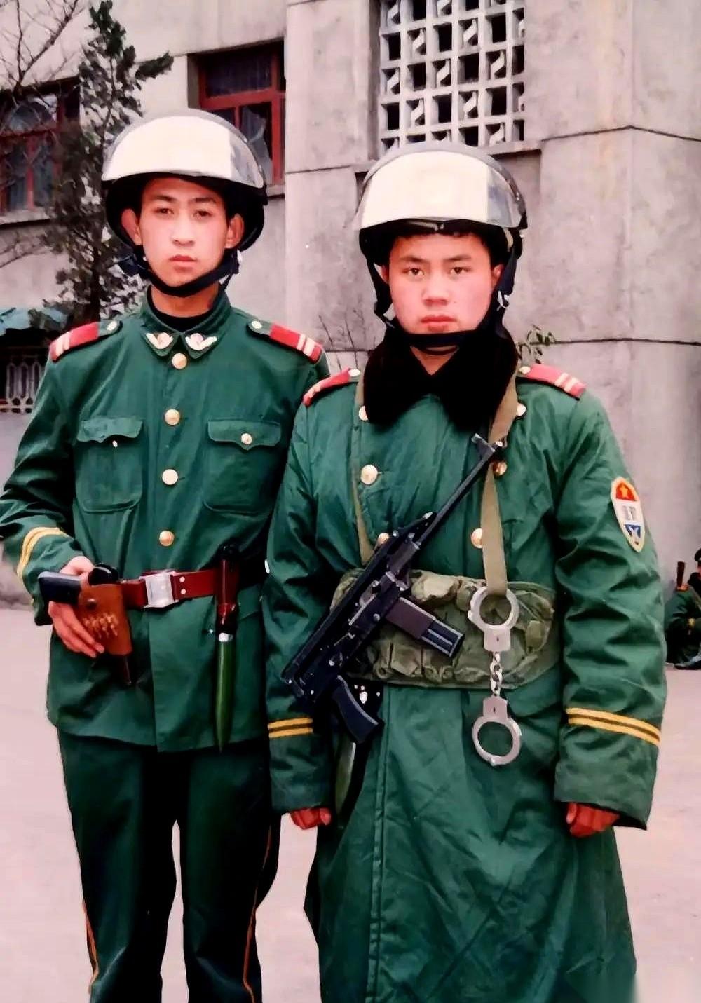 看到这张老照片，视线一下就被拽回去了。几个兵哥，身上叮叮当当挂满了“硬货”：五