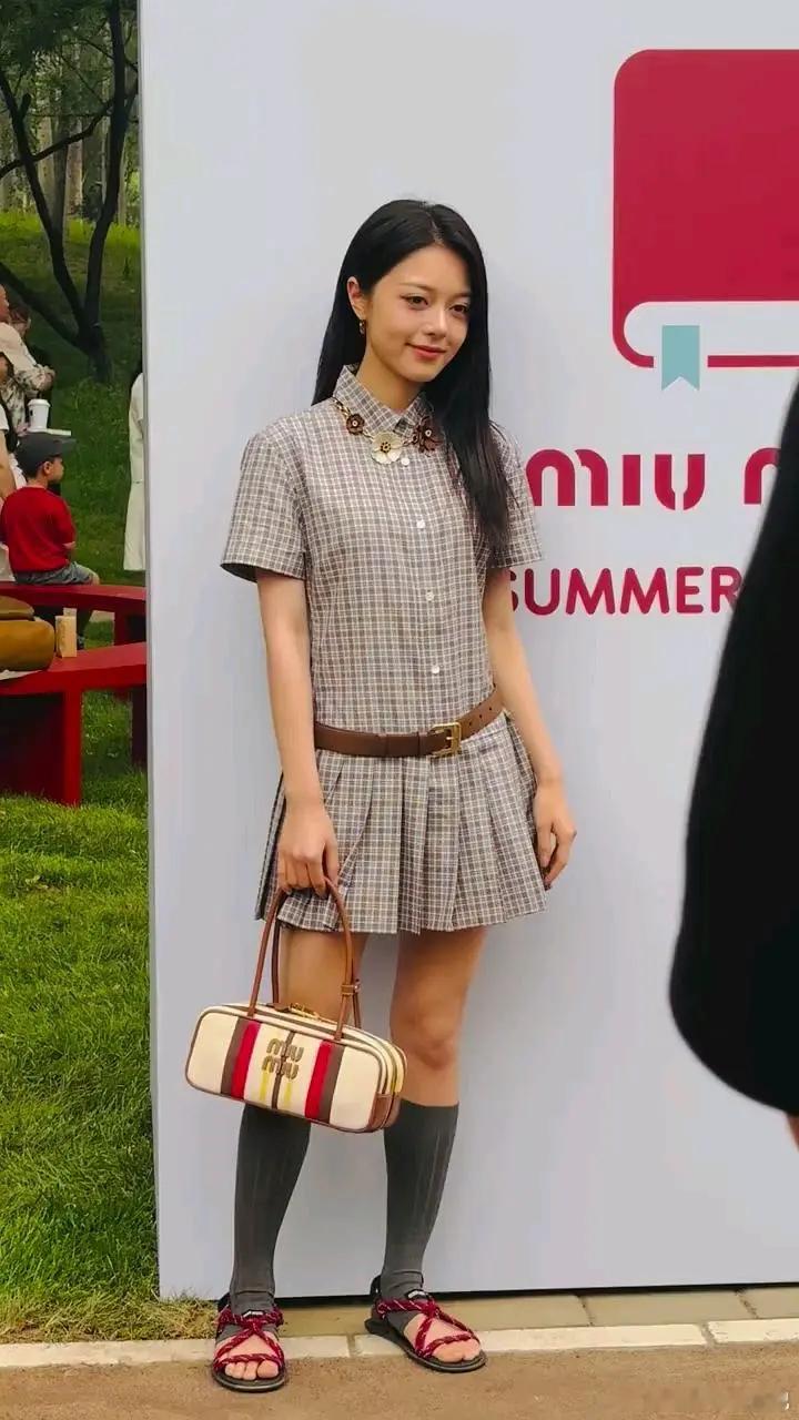 其实就是miumiu没给麦P图五头身，胳膊腿奇短。导致穿什么都局促