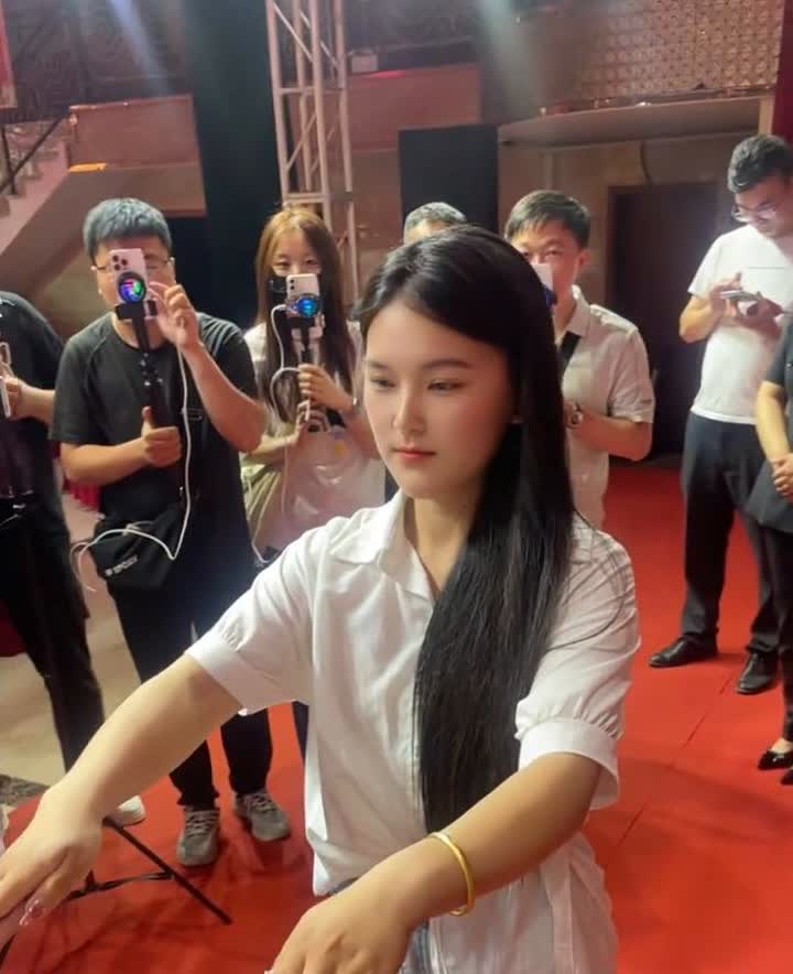 李成转身，看正前方，打开。